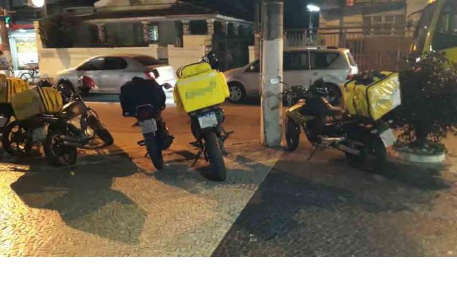 Motos nas calçadas da Gavião Peixoto