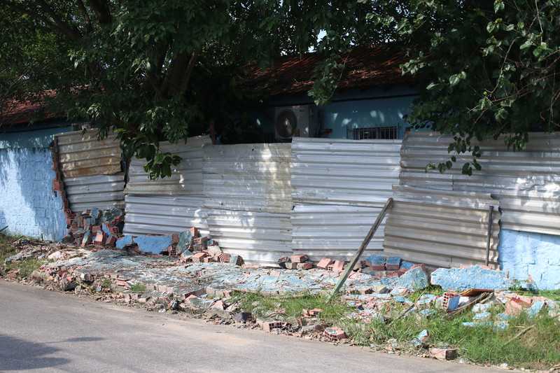 Escola municipal continua sem muro em São Gonçalo