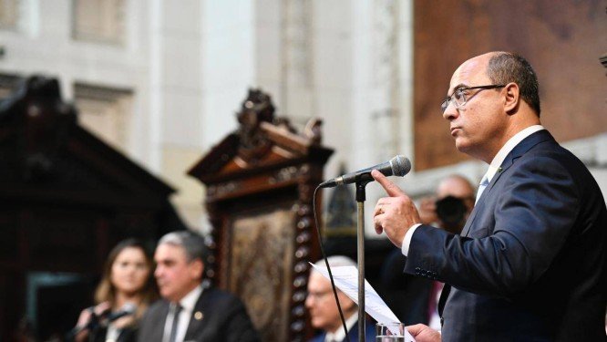 Witzel chora durante discurso e promete combater corrupção