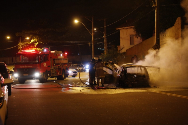 Carro pega fogo em Boa Viagem