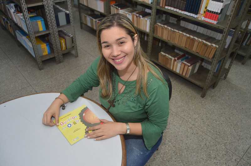 Escritora niteroiense divulga livro em biblioteca no Rio