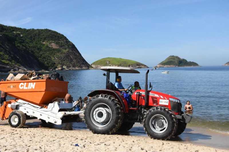 Após festa, garis da CLIN retiram 57 toneladas da resídios das praias