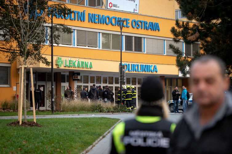 Homem invade hospital e mata seis pessoas na República Tcheca