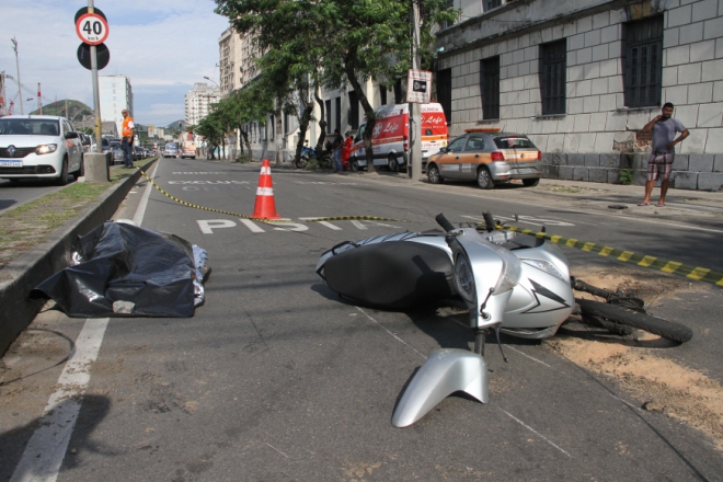 Ambulância avança sinal e motociclista morre no Centro de Niterói