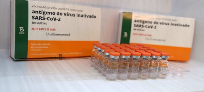 Anvisa aprova uso das vacinas CoronaVac e de Oxford contra covid-19