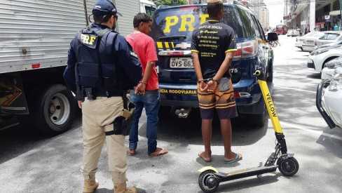 Homens foram detidos andando de patinete na Ponte Rio - Niterói