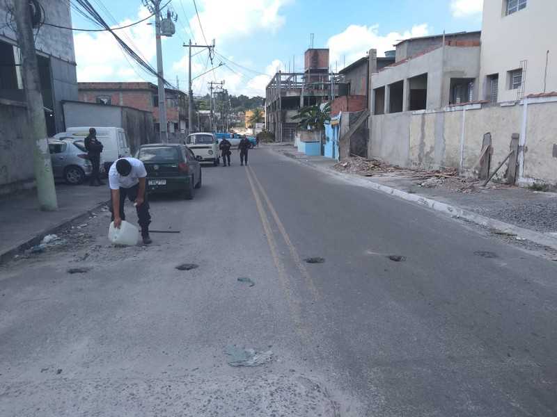 Polícia Militar faz retirada de barricadas no Jardim Catarina