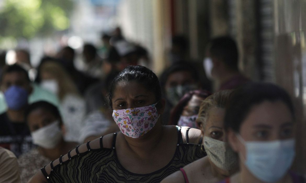 Brasil acumula 181,4 mil mortes e 6,9 milhões de casos de covid-19