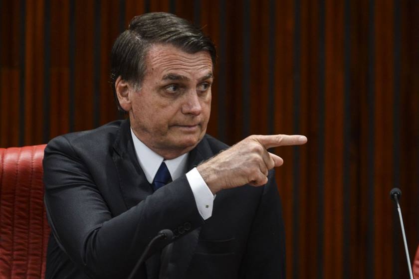 Bolsonaro demitirá quem postou #EleNão, #ForaTemer ou #MarielleVive