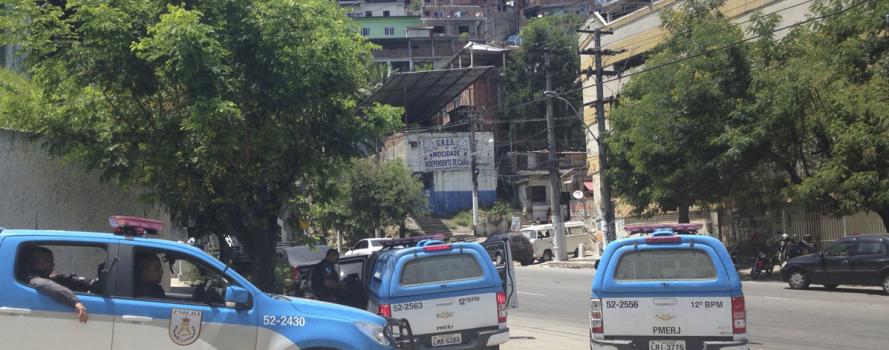 Policiais fazem operação no Morro do Cavalão desde as primeiras horas