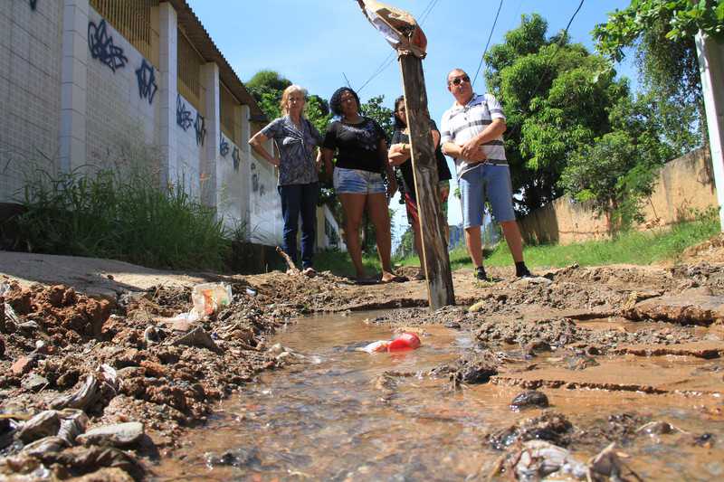 Moradores de Vista Alegre reclamam de obra que estourou a tubulação