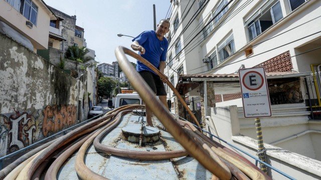 Falta d'água: presidente da Cedae diz que consumidores podem pedir ressarcimento de conta e carro-pipa